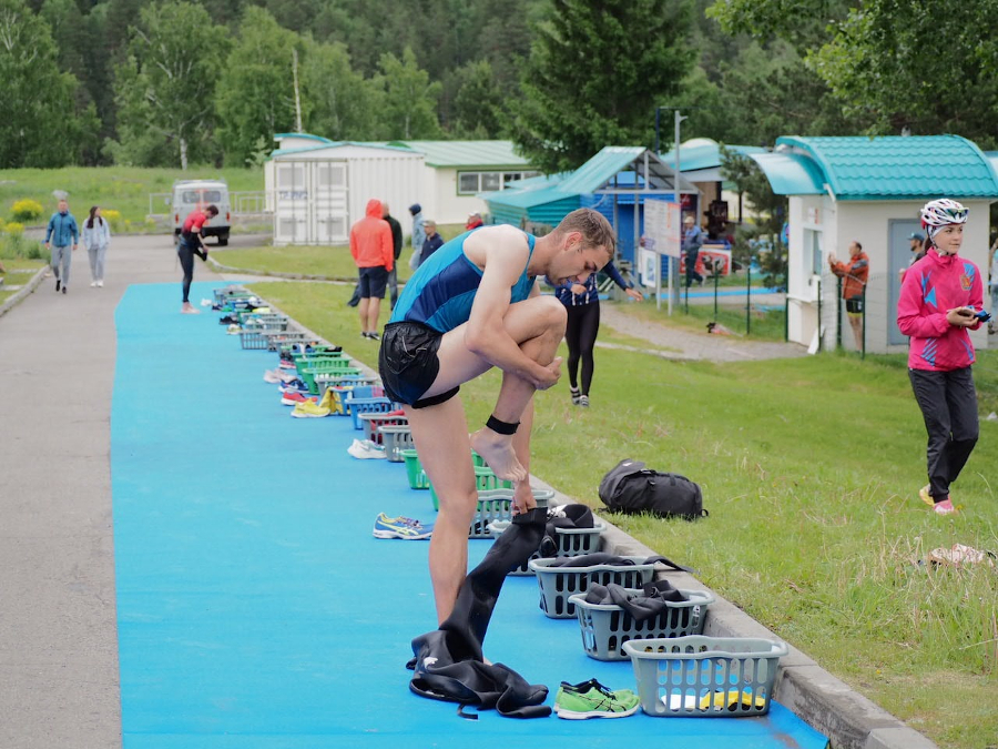 Плавательный этап переходит в велоэтап