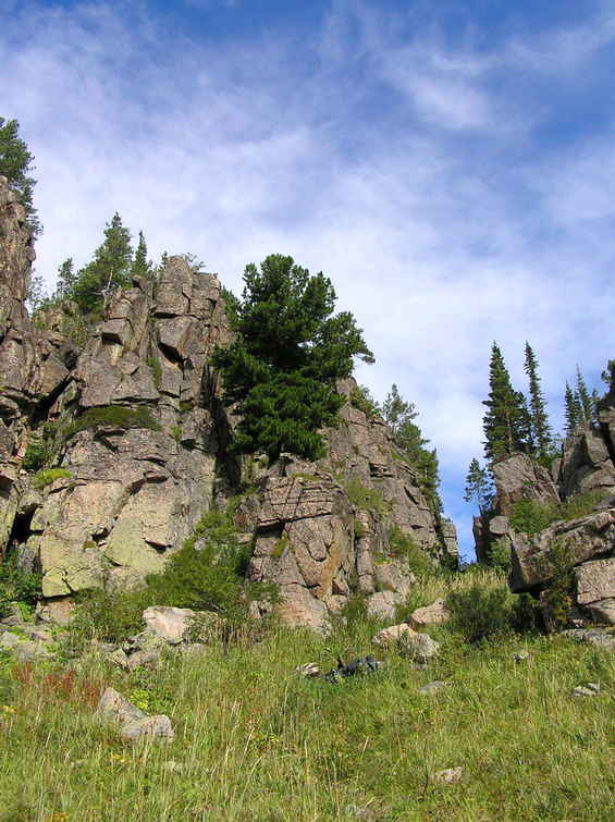 Гранитные выходы на вершине