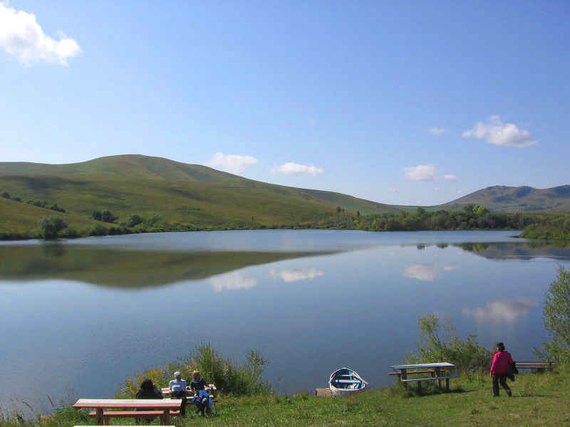 Пруд у подножья горы