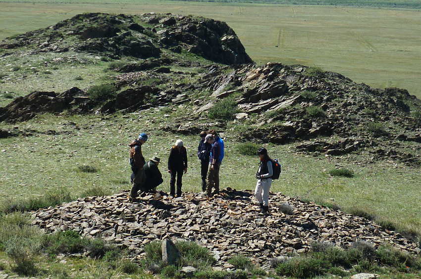 Поиски следов манула в районе древних могил в долине р. Юстыд