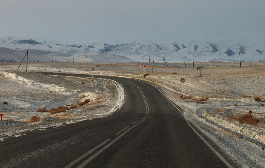 Чуйская степь и снежные вершины