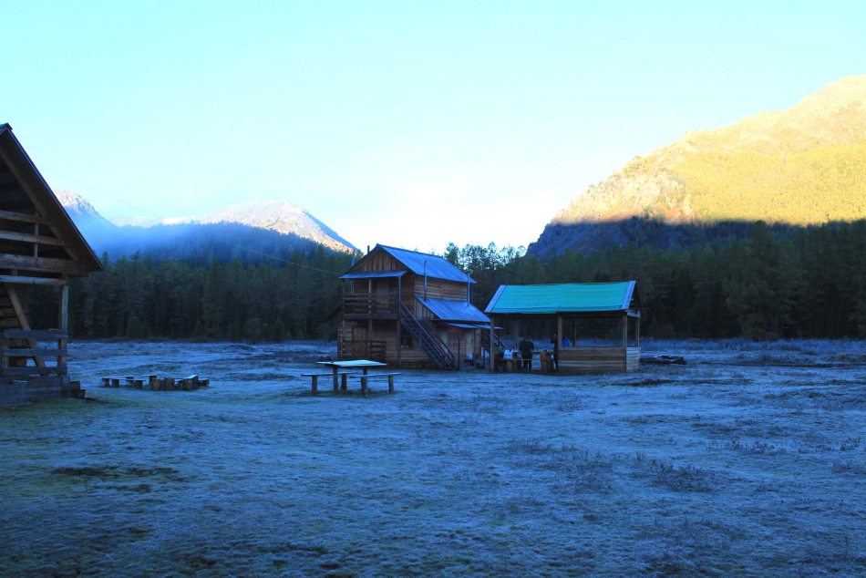 Домики на Нижнем Мультинском озере : Горный Алтай