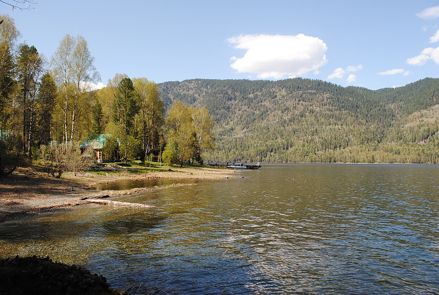 Телецкое озеро и домики