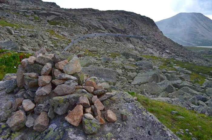 Обломок у подножья перевала