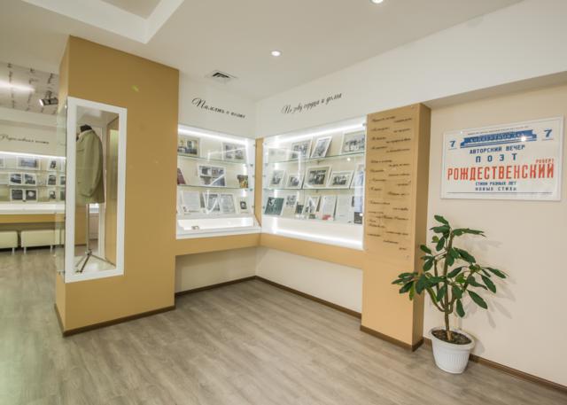 В зале музея