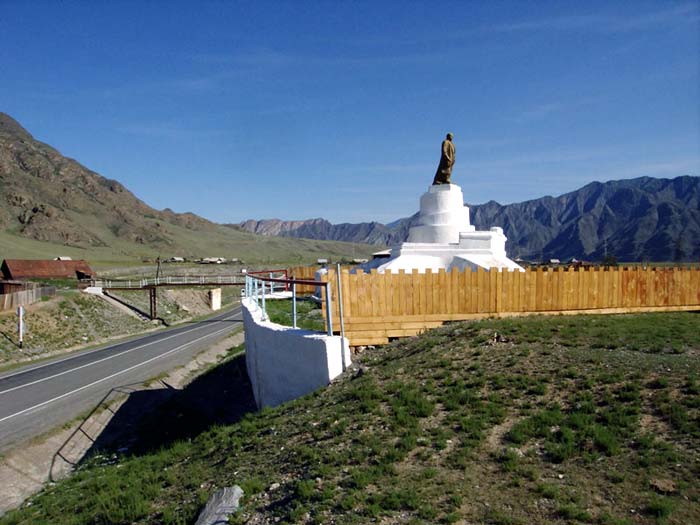 Пямятник Ленину в селе Иня