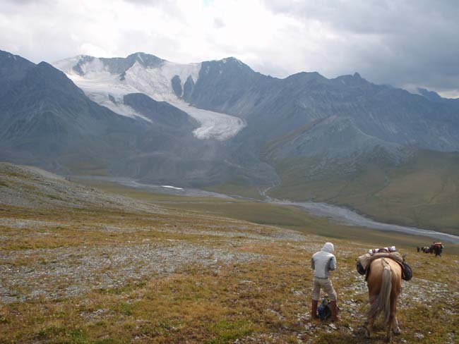 Впереди ледник Текелю и р. Текелю