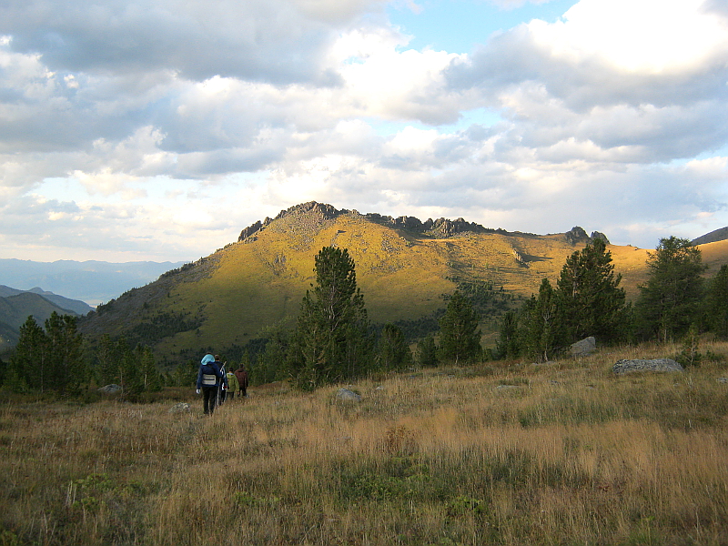 Обратный путь от озера Кыргыз к реке Акчан вдоль реки Сарыбель