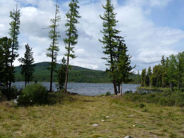 Полянка для палаток на берегу озера