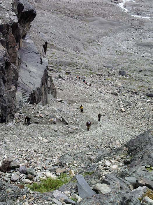 Группа туристов в кулуаре