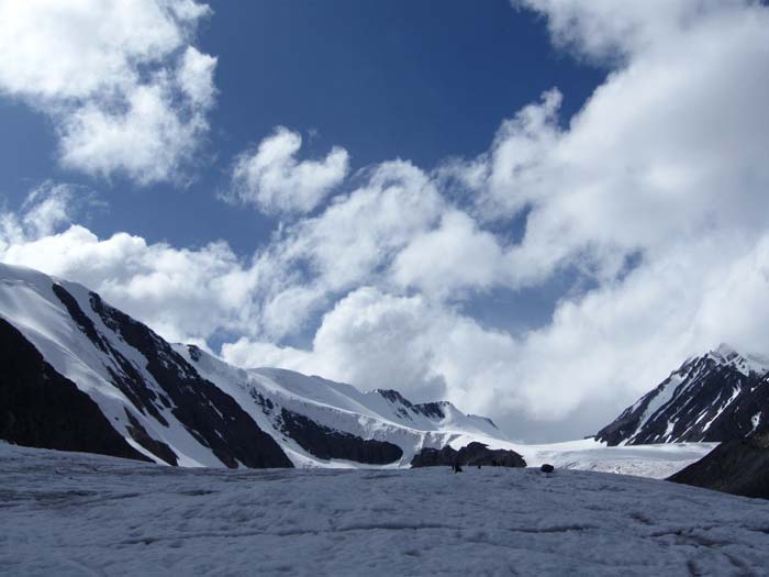 Справа -- Актру-Баш, 4075м