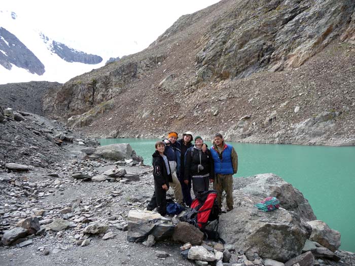 Групповой портрет на фоне озера