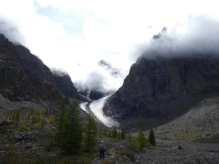 Тропа от М.Актру к реке -- нас догоняют облака