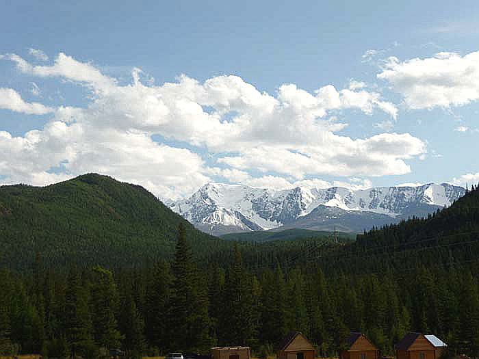 База на фоне Чуйских белков