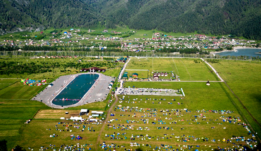 Озеро, палаточный городок, детские бассейны на Рублевке, на заднем платне - Катунь
