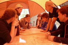 Горный Алтай : Алтайская биосферная экспедиция 2012 : Утренняя планерка в лагерной столовой