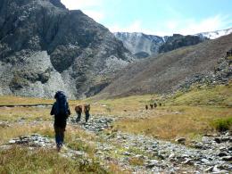 Горный Алтай : Алтайская биосферная экспедиция 2012 : За каменной мореной грядой - горное озеро. Хребет Кожалю