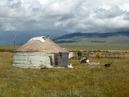 Горный Алтай : Алтайская биосферная экспедиция 2012 : Летняя юрта алтайцев в Чуйской степи