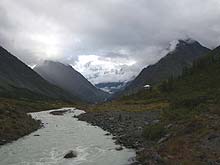 Горный Алтай : Конный поход к Белухе :   Белуха в облаках, р. Аккем, метеостанция