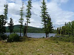 Горный Алтай : Алтаеведение : Полянка для палаток на берегу озера