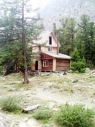 Горный Алтай : Алтаеведение : Коттеджи на правом берегу р.Актру