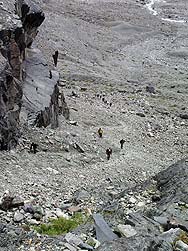 Горный Алтай : Алтаеведение : Группа туристов в кулуаре