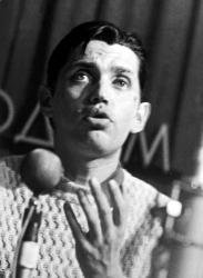 Роберт Рождественский во время съемок фильма Марлена Хуциева Застава Ильича читает стихотворение Винтики