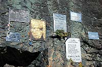 Горный Алтай : Путешествие в ущелье Актру (август 2007) : Мемориальные таблички в долине Актру.