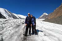 Горный Алтай : Путешествие в ущелье Актру (август 2007) : Селигеевы А. и Ю. на леднике Большой Актру.