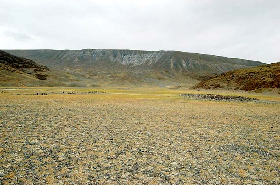 Горный Алтай : Ледники и озера Южно-Чуйского хребта (лето 2007) : Долина с курганами.