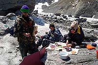 Горный Алтай : Ледники и озера Южно-Чуйского хребта (лето 2007) : Обед на Талдуринском леднике.