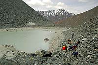 Горный Алтай : Ледники и озера Южно-Чуйского хребта (лето 2007) : Озеро под перевалом.