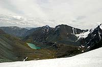 Горный Алтай : Ледники и озера Южно-Чуйского хребта (лето 2007) : Перевал Ленинградский 3300 м (1Б). Внизу озеро Тура-Оюк.