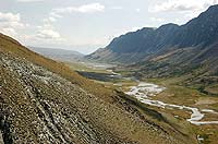 Горный Алтай : Ледники и озера Южно-Чуйского хребта (лето 2007) : Долина реки Аккол. Вдали озеро Аккуль.