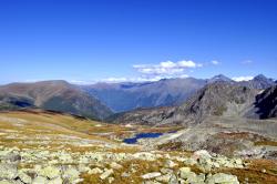 Горный Алтай : «Страна озёр». Дневник начинающего туриста : Справа, между двумя горами - Белуха