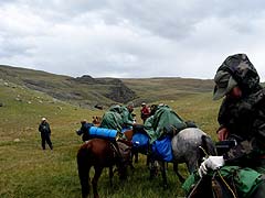 Конный поход на плато Укок : Часть команды надела поверх одежды ОЗК