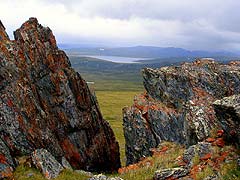 Конный поход на плато Укок : Урочище Ушберток-Жайляу : Скалы, вид на озеро Кальджин-Коль-Бас