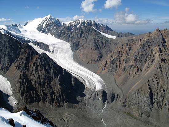 Вид с Караташа. Вдали ледник Большой Актру и вершина Актру 4044 м.