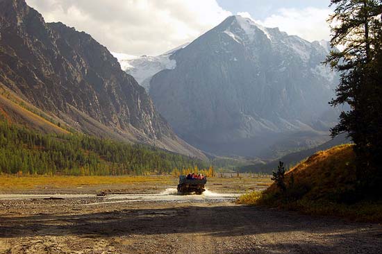Долина реки Актру. Вдали Караташ. Заброска людей на ЗИЛе