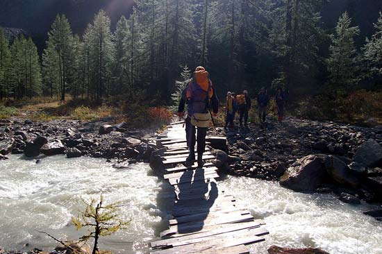 Мостик через Актру возле альплагеря. К озеру Сачки.