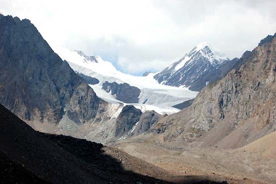 Ледник Большой Актру. Вдали справа Актру 4044 м.