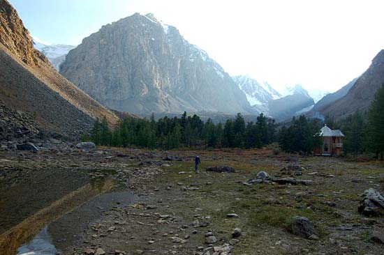 Озеро Сачки в долине Актру. Вдали караташ. Справа домик.