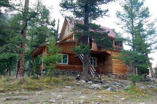 Домик возле озера Сачки