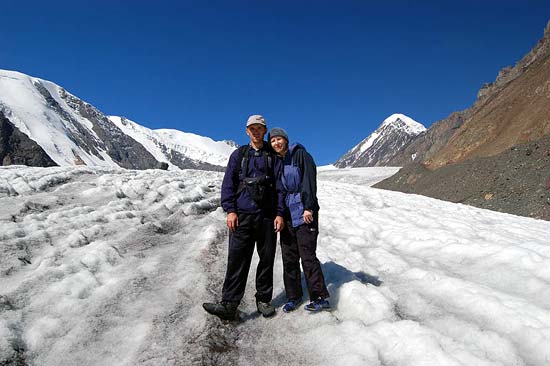 Селигеевы А. и Ю. на леднике Большой Актру.