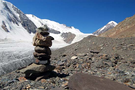 Ледник Большой Актру. Вдали справа Актру 4044 м.