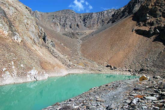Голубое озеро в ущелье Актру