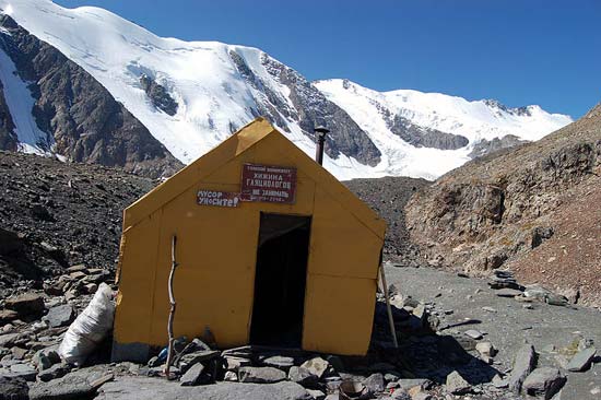 Домик гляциологов возле Голубого озера