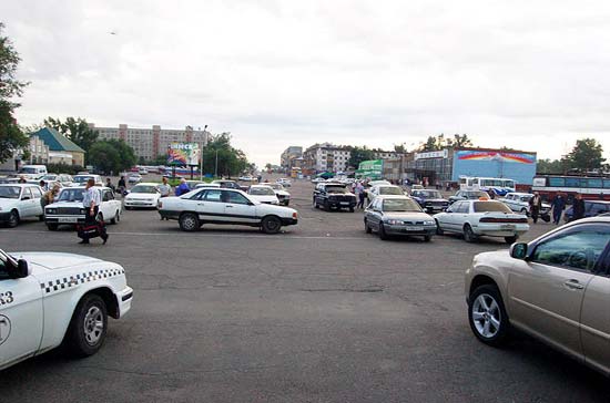 Такси возле вокзала в Бийске