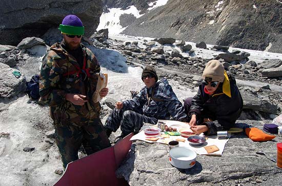 Обед на Талдуринском леднике