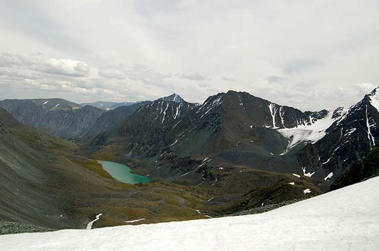 Перевал Ленинградский 3300 м (1Б). Внизу озеро Тура-Оюк.